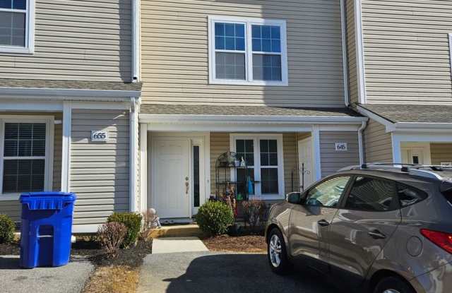 3 Bedroom, 3.5 Bath Townhouse Gallery 1