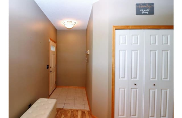 Spacious 4-Bedroom Townhome in Prior Lake for $2,800/month! Gallery 4