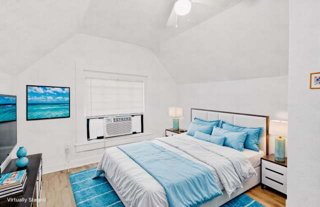 Cozy Renovated 3-Bedroom Duplex Apartment in Sherman Gallery 3