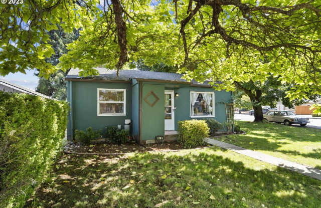 3Bd/1Ba Mid Century Home In Canby~ A/C, 2 Additional Storage, and Spacious Yard!!! Gallery 3