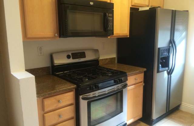 Luxury upstairs, AC/Heat, W/D, upgraded, new paint, New Floor photos photos