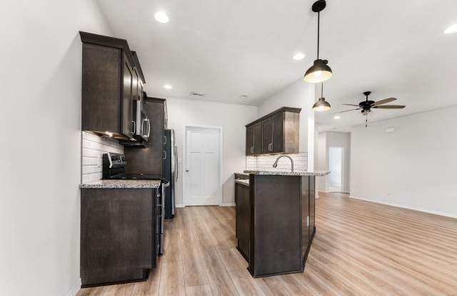 NEW LUXURY 3 BED 2 BATH 2 CAR GARAGE DUPLEX Gallery 4