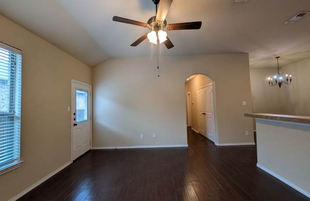 3/2/2 Duplex off HWY 46 / Fridge / Interior Washer & Dryer Connections / Fenced in Backyard / CISD Gallery 4