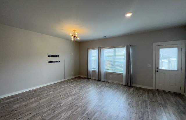 Spacious Condo with 2 Car Garage Gallery 4