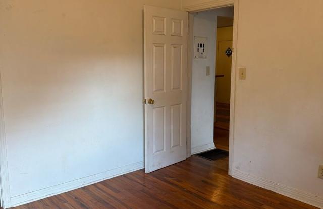 2 Bedroom 1 Bath Duplex Walking Distance to FSU Available NOW Gallery 4