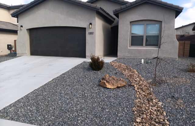 Charming 3 bedroom, 2 bathroom in Rio Rancho! Showings available NOW! Gallery 1