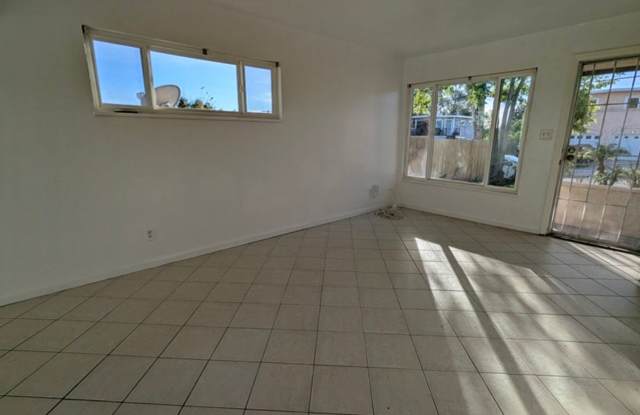 2 Bedroom / 1.5 Bathroom plus bonus room Home in La Mesa Gallery 4