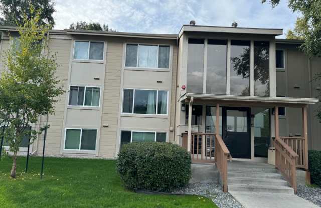 Bottom floor unit close to airport - 3100 Ward Place, Anchorage, AK 99517
