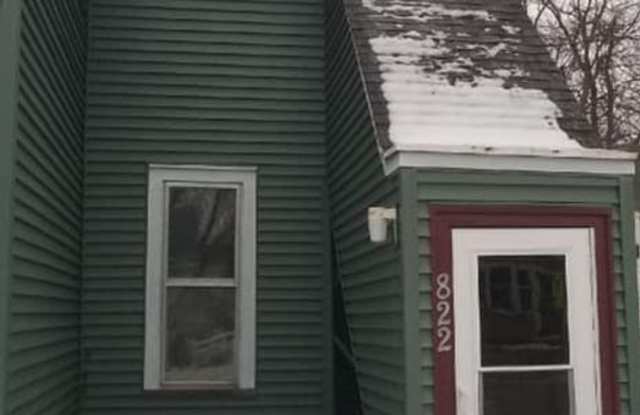 Large spacious 1 bedroom apartment near Viterbo - 822 Johnson Street, La Crosse, WI 54601