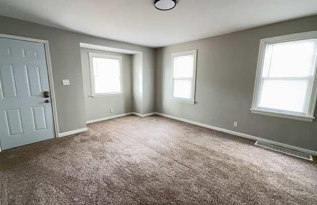 2302 S Hackley: Completely Renovated 2 Bedroom, 1 Bath Home with Large Backyard! Available Now! Washer & Dryer Hookups! Gallery 3