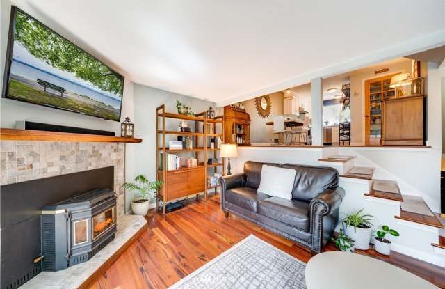 Beautifully Remodeled 2 bed/1.5 Bath Townhome in Shoreline Gallery 3