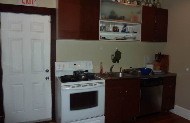 4BR Historic House on 17th St Gallery 4