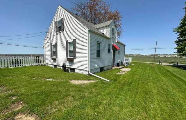 Charming Cape Cod Near Airport with Modern Style Gallery 4