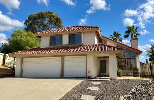 Beautiful 4 Bedroom 2 1/2 Bathroom Pool Home Gallery 1