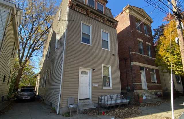 SPRING LEASING SPECIAL 1/2 OFF 1ST MONTHS RENT! FOR AUGUST 2025 5 bed/2 bath Mins. from UC Campus for Only $600/person ($3000 total)! photos photos