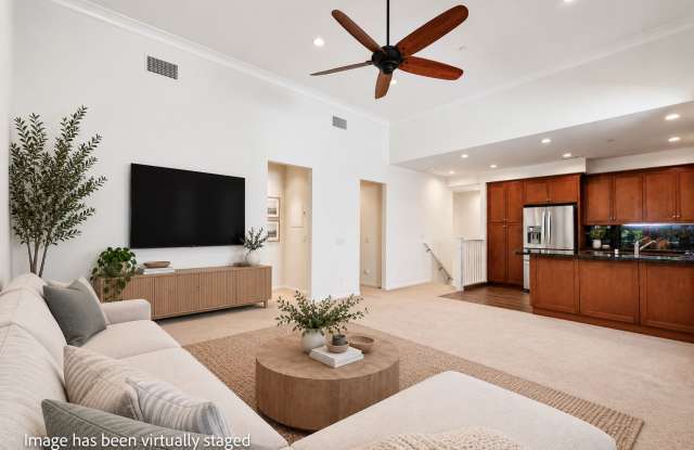 Charming 2 bedroom, 2 bath townhome in Woodbury East's Ivy tract! Gallery 3