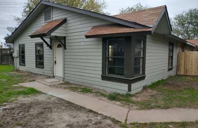 Cute 2/1 duplex with garage/carport - 7920 Falcon Ridge Drive, Bexar County, TX 78239