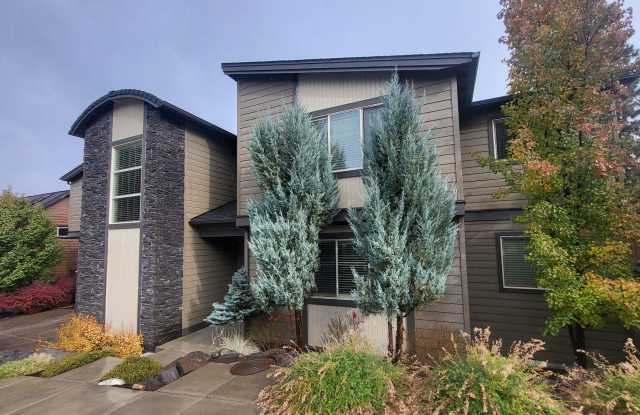 3 Bed 2.5 bath plus bonus-Fenced-corner lot-NW Bend photos photos