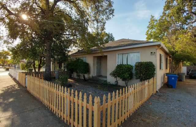 Conveniently Located Duplex Unit with Laundry Room - 911 Parkview Avenue, Redding, CA 96001