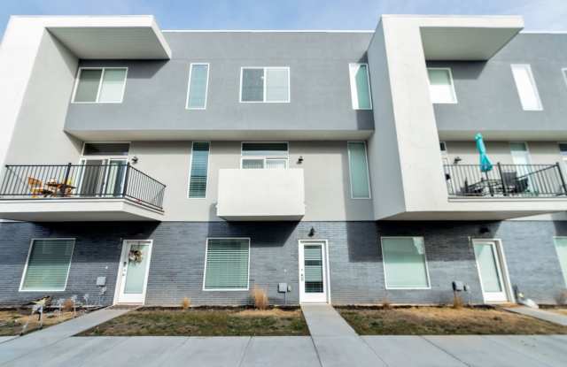 Beautiful 4 Bed - 3 Bath Townhome in Great Clearfield Location! Available NOW! photos photos