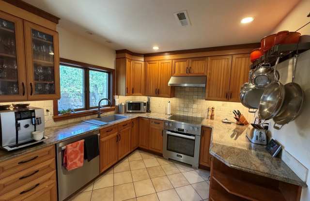 Furnished House Four Bedroom/ 3 bathroom available January 2027 to May 2027 Gallery 4