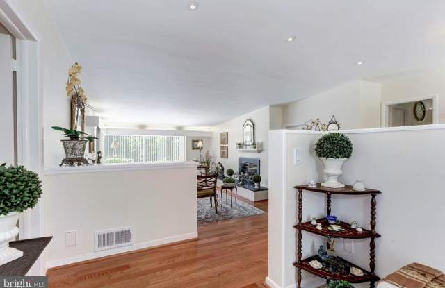 8820 SAUNDERS LN Gallery 2