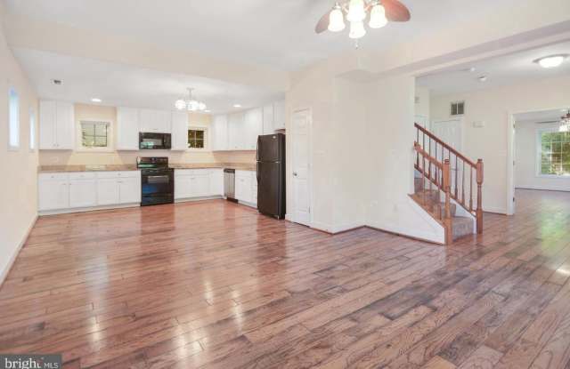 Charming Twin Oak Historic House Gallery 4