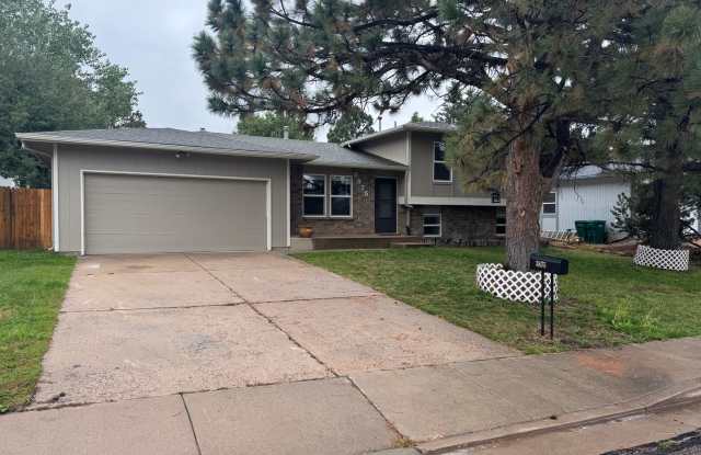 BEAUTIFULLY UPDATED TRI LEVEL HOME IN VISTA GRANDE AREA Gallery 1