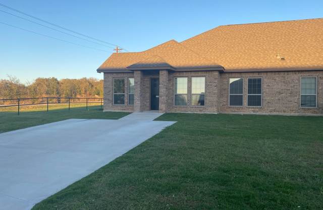 3/2 BROCK ISD - WATER & Lawn INCLUDED Gallery 1