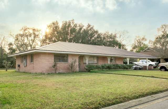 Spacious 2-Bedroom Home with Flex Space Near UL Lafayette photos photos