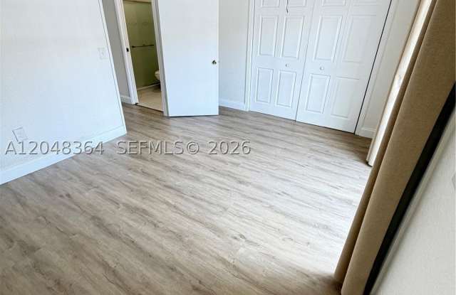 6926 NW 166th Ter Gallery 4
