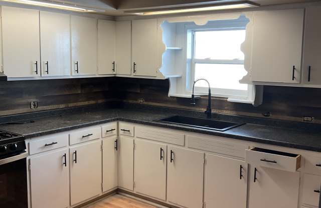 407 N Vine Ave - 407 North Vine Avenue, Marshfield, WI 54449 407 N Vine Ave - 407 North Vine Avenue, Marshfield, WI 54449