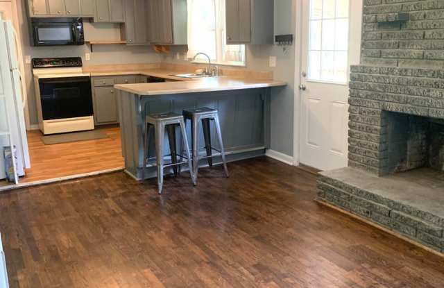 Country feel close to the city?   you got it!   3 Bedroom 1 Bath for $1750 Gallery 3