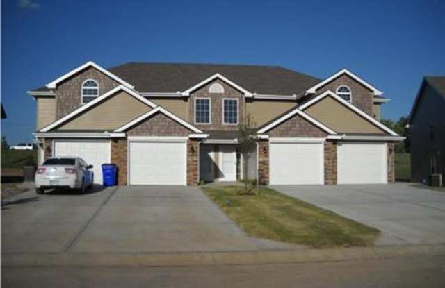 2 Bedroom, 2 Bathroom Oak Valley Townhouse with 1 garage - 13679 Chinkapin Circle, Platte County, MO 64079