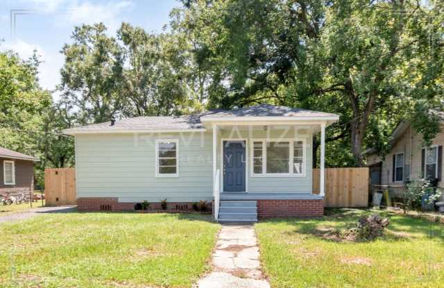 Charming 3BR with Carport & Fenced Yard Gallery 1