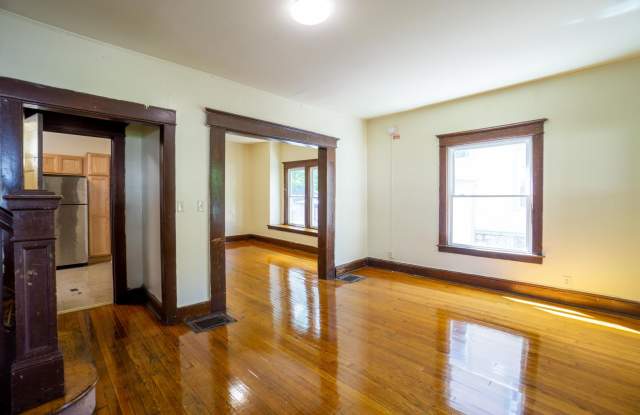 963 Lancaster Ave - AVAILABLE 7/1/27 - Spacious Single Family Home Close To Campus Gallery 4