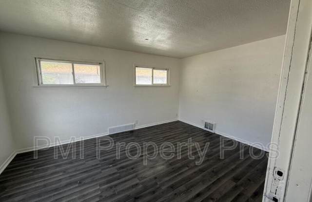 5642 N 61st St photos photos