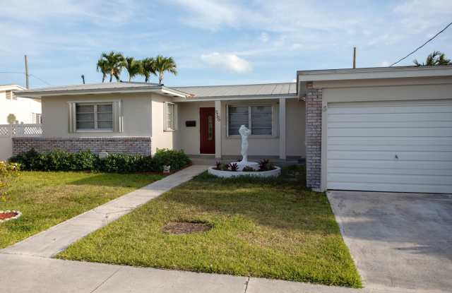 Move-In Ready 3/2 with Driveway  Backyard – Furnished  Updated! photos photos