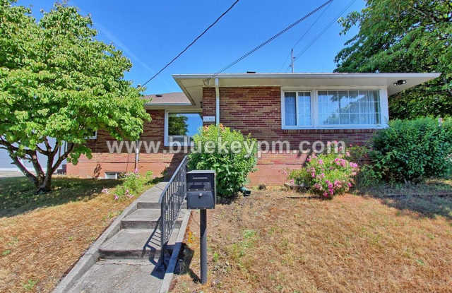 4 Bed, 2 Bath Home with Finished Basement, Lg Fenced Corner Lot, Office and 2 Car Garage Gallery 3
