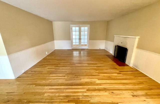 Charming 3 Bed/1.5 Bath in Desirable College Heights Location! Gallery 3
