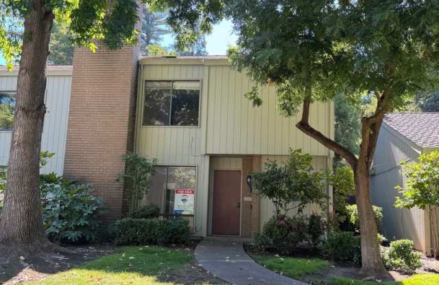 BEAUTIFUL 2 STORY CONDO IN THE CAMPUS COMMONS AREA! photos photos