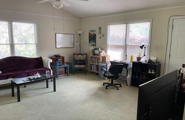 Spacious 3 bed 2 bath house! Gallery 4