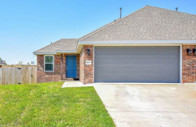 Nice 3 Bed/2 Bath Duplex in Prairie Grove - 816 Hindman Drive, Prairie Grove, AR 72753
