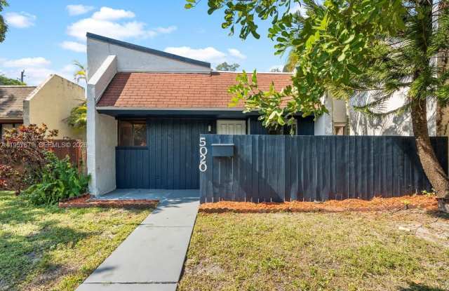 5020 SW 40th Ave photos photos