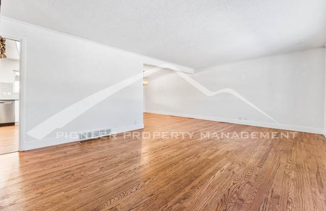 Beautiful Home with Fenced Back Yard! Gallery 1