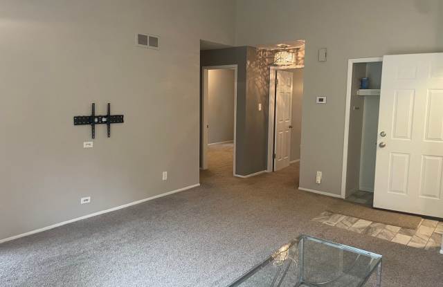 Chapel Hill Condo, 2 bedrooms, 1 bathroom, extra storage, washer/dryer, balcony, updated kitchen Gallery 4