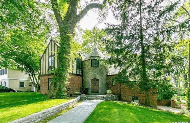 2 Wyngate Place - 2 Wyngate Place, Great Neck Plaza, NY 11021