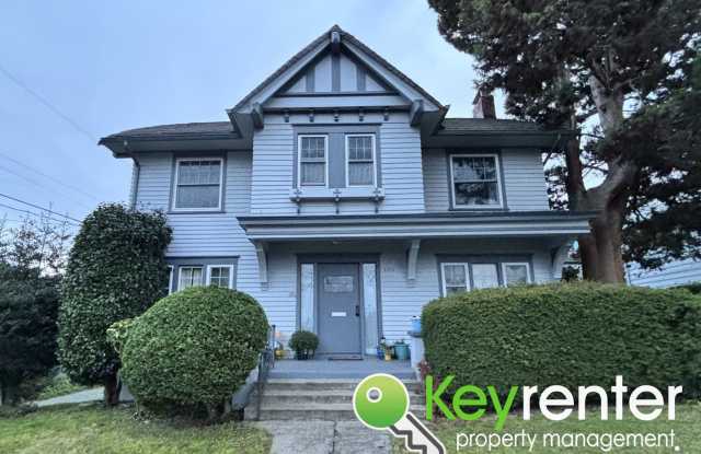 One Bedroom Triplex Unit in the Heart of Tacoma’s Proctor District! - 3614 North 29th Street, Tacoma, WA 98407