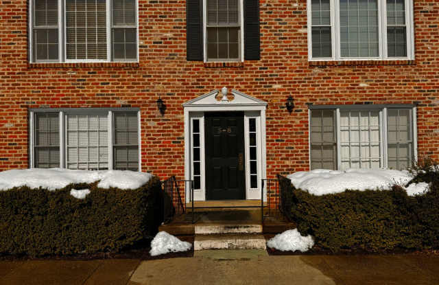 Don't miss this 2nd floor one level condo, located close to the shopping at Stonefield! Gallery 3