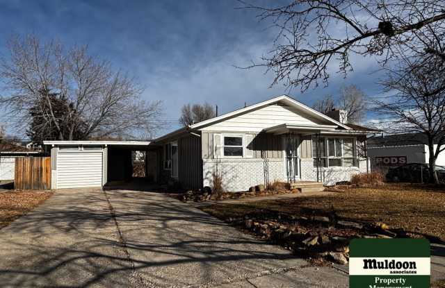 Available now! Beautiful 4 bedroom home with garage! Near downtown. - 610 North Tower Street, Colorado Springs, CO 80905